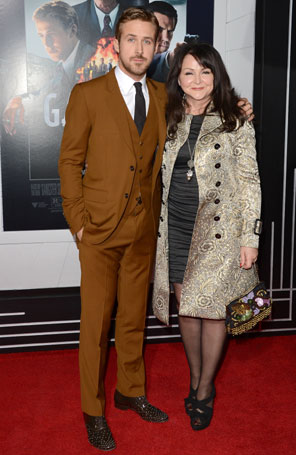 Mãe de Ryan Gosling usa roupas de Eva Mendes, namorada do ator, em evento