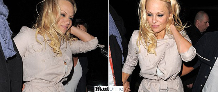 Pamela Anderson deixa sutiã à mostra