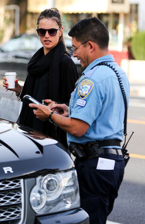 Alessandra Ambrósio recebe multa por estacionar em local proibido