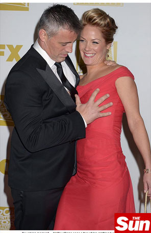 Matt LeBlanc, o eterno Joey de <i>Friends</i>, dá apalpada indiscreta na namorada
