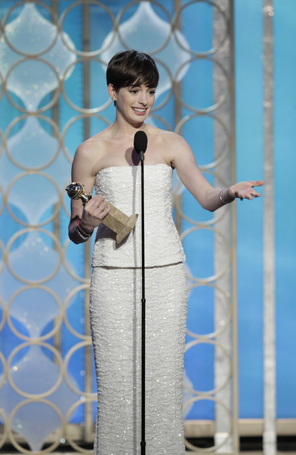 Anne Hathaway agradece à mãe pelo prêmio de Melhor Atriz Coadjuvante