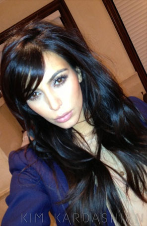 Kim Kardashian adota cabelo com franja