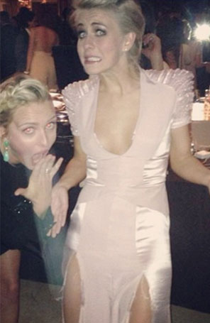 Vestido de Julianne Hough rasga após a atriz dançar muito