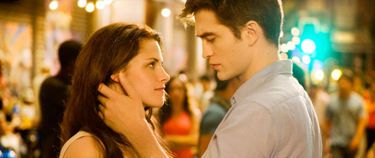 Kristen Stewart e Robert Pattinson tentam salvar a relação com compras em <i>sex shop</i>