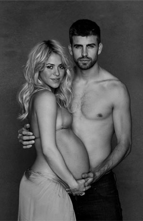 Shakira posta foto ao lado do marido exibindo a barriga de grávida