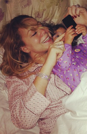 De pijama, Mariah Carey posa com a filha