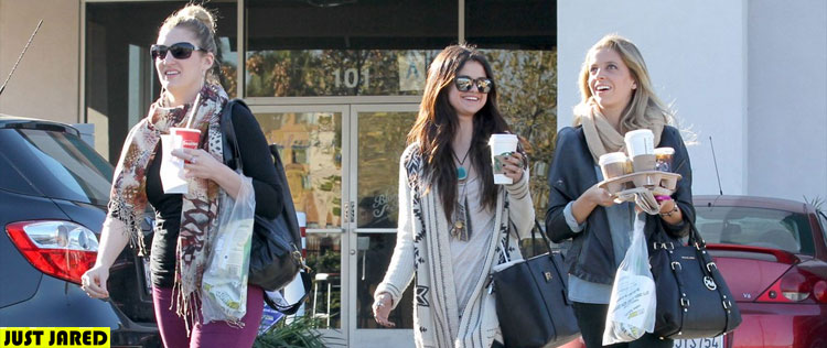 Sem Justin Bieber, Selena Gomez se diverte com as amigas