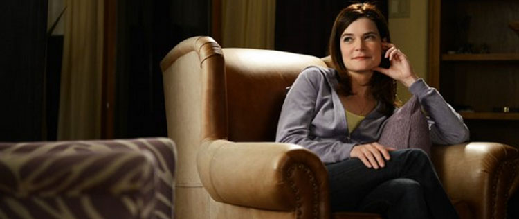 Atriz de <i>Breaking Bad</i> será esposa de Michael J. Fox em nova série