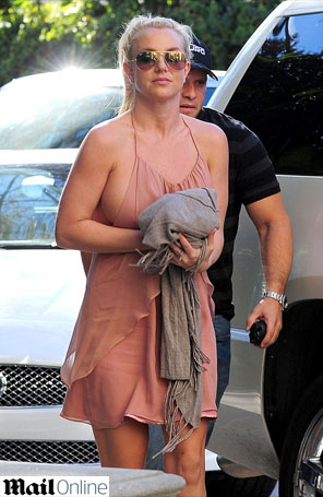 Britney Spears sai sem sutiã e quase mostra demais