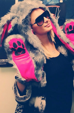 Paris Hilton se veste de coelhinha