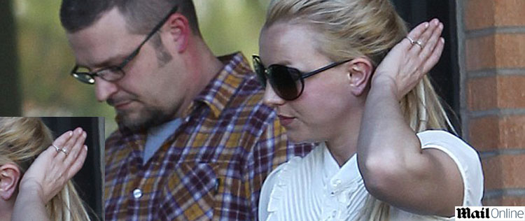 Britney Spears substitui aliança por um anel após a separação