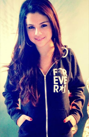 Selena Gomez curte festa com homem misterioso