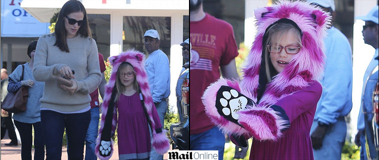 Filha de Jennifer Garner passeia com chapéu de gatinho