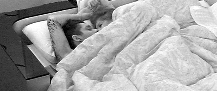 Nasser divide cama com Andressa no <i>BBB</i> e tira a calça