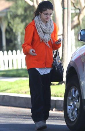 Sem maquiagem, Selena Gomez usa produção despojada para passeio