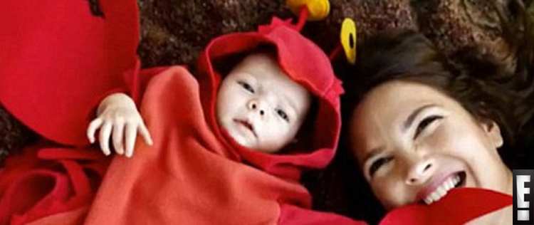 Drew Barrymore mostra foto da filha vestida de lagosta