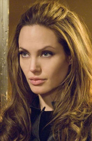 Angelina Jolie diz que levar os seus filhos ao banheiro a mantém centrada