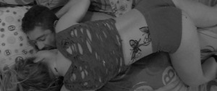 Natália e Yuri se beijam e vão para o edredom no <i>BBB 13</i>