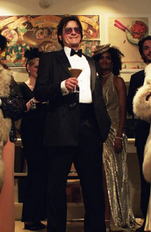 Charlie Sheen canta <i>Águas de Março</i> em seu novo filme
