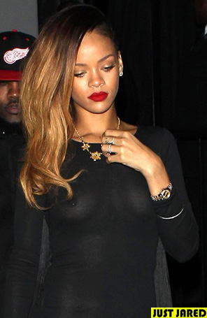 Rihanna mostra seios em vestido transparente e sem sutiã
