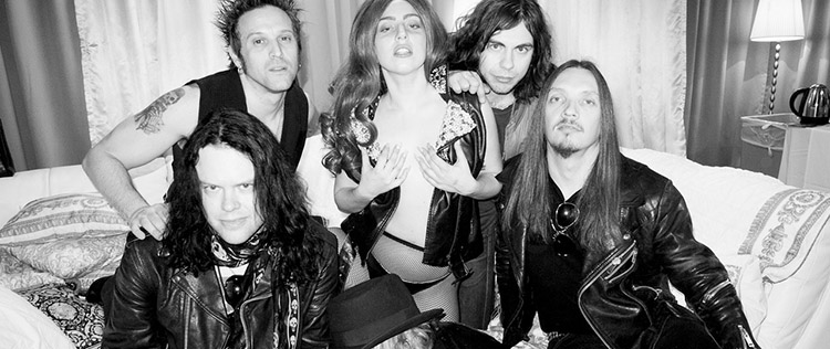 Lady Gaga posa com pouca roupa ao lado de banda