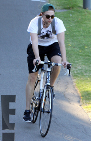 Robert Pattinson anda de bicicleta sozinho na Austrália