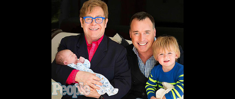 Elton John mostra seu segundo filho