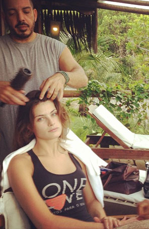 Isabeli Fontana acorda cedo para ensaio fotográfico
