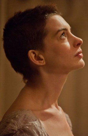 Atriz conta que Anne Hathaway chorou ao cortar os cabelos para filme