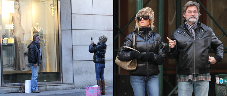 Goldie Hawn tira fotos de Kurt Russell em frente a um cartaz da filha Kate Hudson