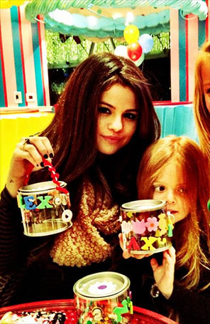Selena Gomez participa de <i>festa da sobremesa</i> em evento da <i>Unicef</i>