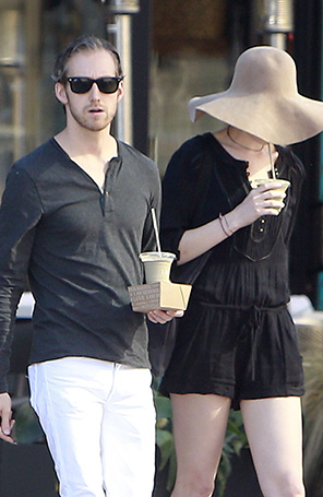 Anne Hathaway usa chapéu para esconder rosto dos <i>paparazzi</i>