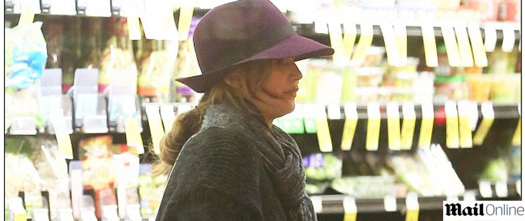 Jennifer Lawrence tenta passar despercebida em mercado