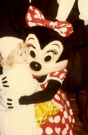 Paris Hilton posta foto abrançando a Minnie, veja!
