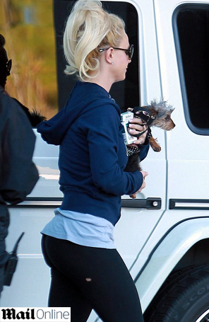 Britney Spears aparece com a calça furada