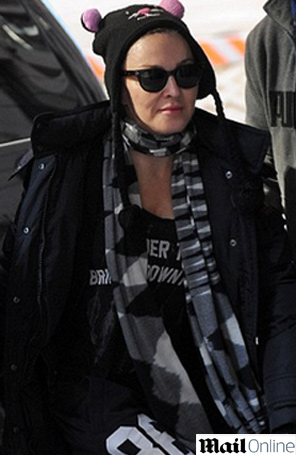 Madonna usa gorro de gatinho, confira!
