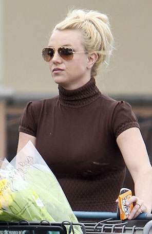 Britney Spears é clicada com blusa manchada