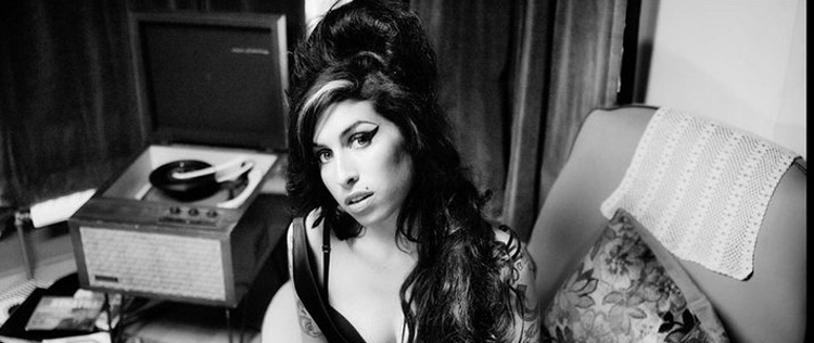 Amy Winehouse ganha tributo de afilhada