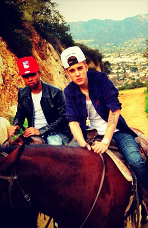 Justin Bieber faz passeio a cavalo