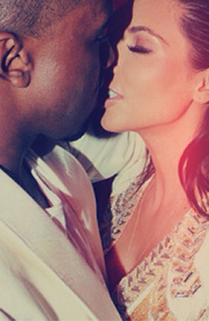 Kim Kardashian posta foto dando um beijo em Kanye West, veja!