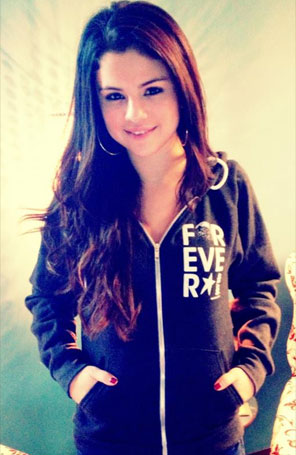 Selena Gomez participa de grupo de estudos bíblicos