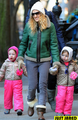 Agasalhada, Sarah Jessica Parker leva as filhas à escola