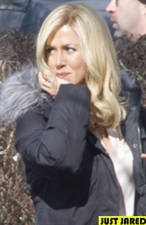 Jennifer Aniston aparece loiríssima, veja!