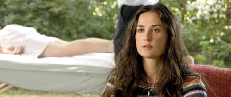 Demi Moore quer um namorado para superar romance de Ashton Kutcher e Mila Kunis