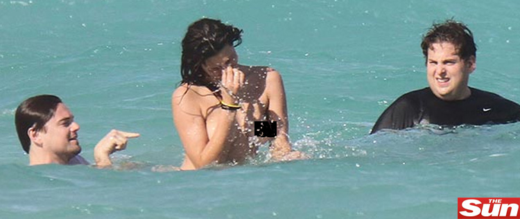 Leonardo DiCaprio toma banho de mar ao lado de mulher de <I>topless</i>