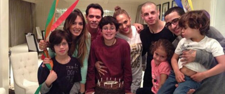 Jennifer Lopez e Casper Smart posam com Marc Anthony durante festa de aniversário familiar