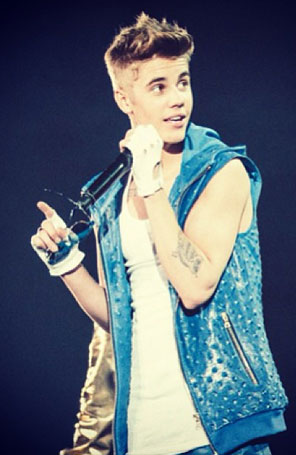 Justin Bieber distribuiu pizza para fãs que esperavam comprar ingressos para seu <i>show</i>