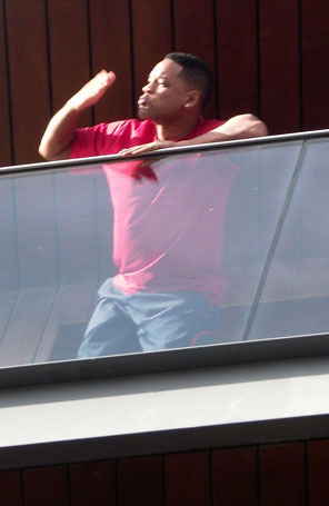 Will Smith aparece em sacada no Rio de Janeiro