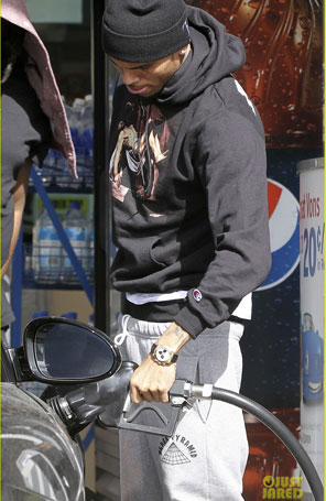 Chris Brown se envolve em acidente de carro fugindo de <i>paparazzi</i>