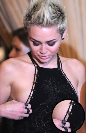 Miley Cyrus é traída por vestido e mostra demais